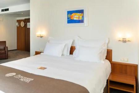 Panorama - Free EV Charging Station - 240