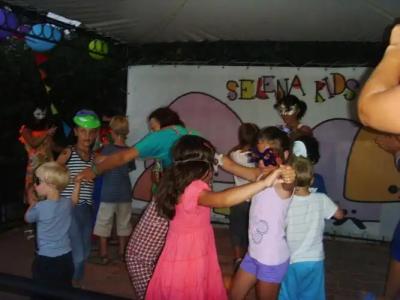 Selena - 16