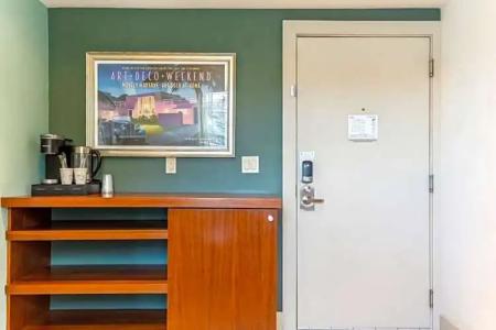 Kasa El Paseo Miami Beach - 178