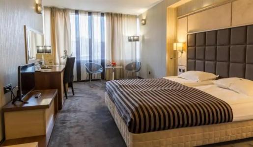 Cosmopolitan & Wellness - 123