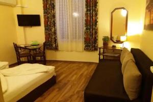 The English Guest House, Rousse