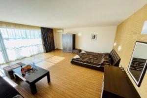 At the American's Hotel, Pomorie