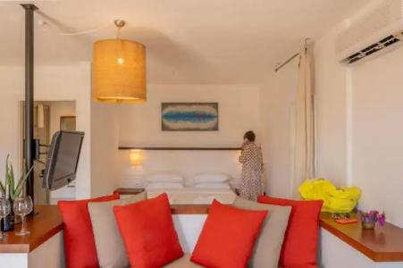 4Reasons + Bistro | 12+ - 103