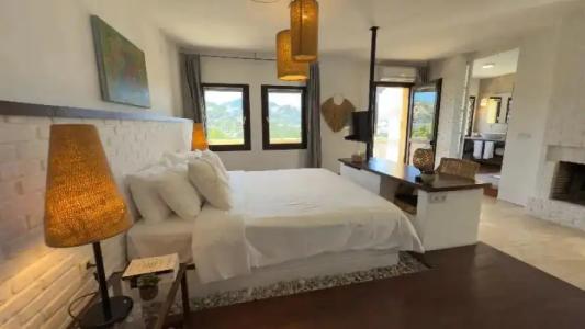 4Reasons + Bistro | 12+ - 95