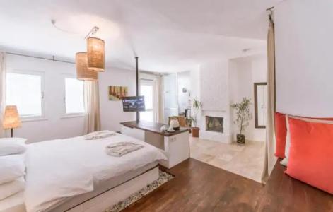 4Reasons + Bistro | 12+ - 79