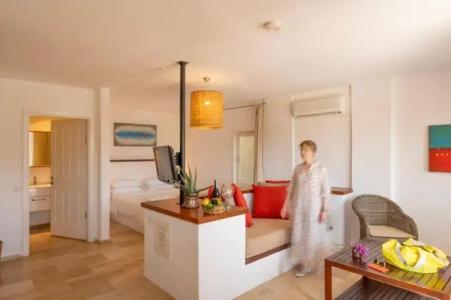 4Reasons + Bistro | 12+ - 104