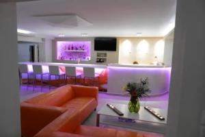 Sunrise Hotel, Sarti