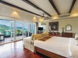 6 Bedrooms Villa