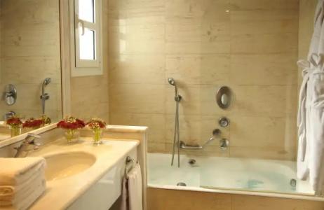 Neptune Luxury Resort - 8