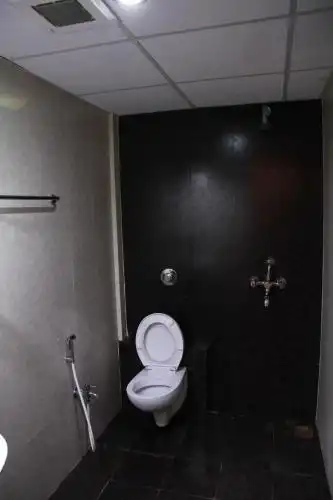 FabExpress Le Emrald Residency - 10