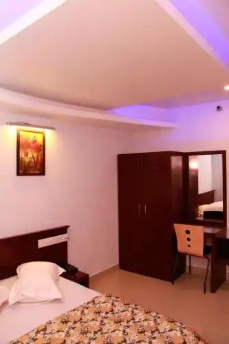 FabExpress Le Emrald Residency - 30