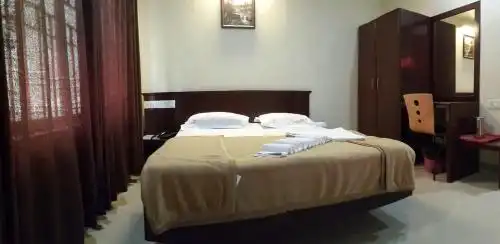 FabExpress Le Emrald Residency - 32