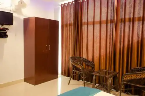 FabExpress Le Emrald Residency - 28