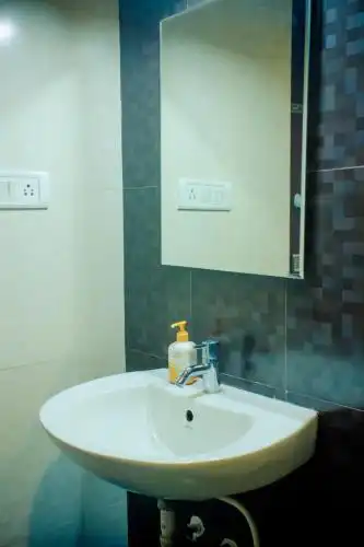 FabExpress Le Emrald Residency - 14