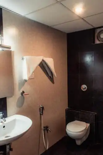 FabExpress Le Emrald Residency - 13