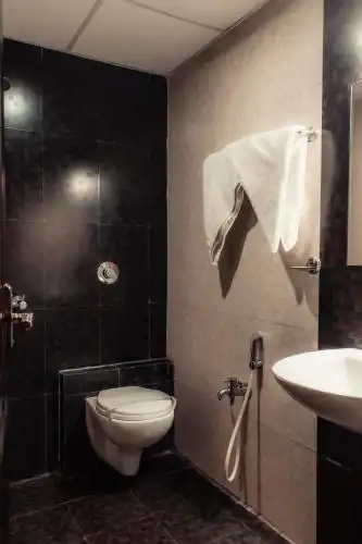 FabExpress Le Emrald Residency - 33