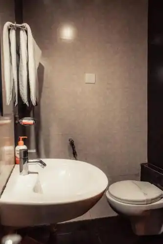 FabExpress Le Emrald Residency - 18