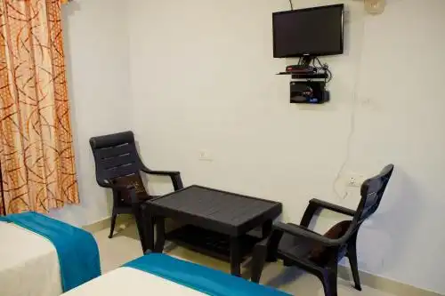 FabExpress Le Emrald Residency - 17