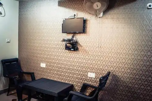 FabExpress Le Emrald Residency - 11