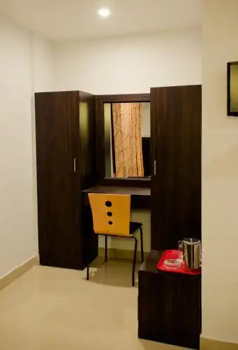 FabExpress Le Emrald Residency - 22