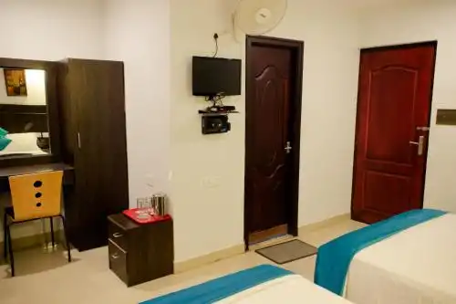 FabExpress Le Emrald Residency - 21