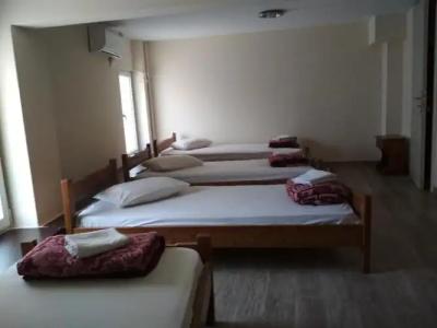 Pella Inn Hostel - 20