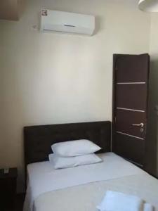 Pella Inn Hostel - 30