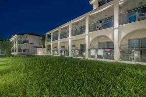 Grapevines Hotel, Alikanas