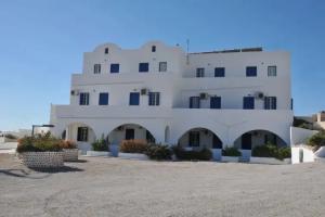 Thira's Dolphin, Akrotiri