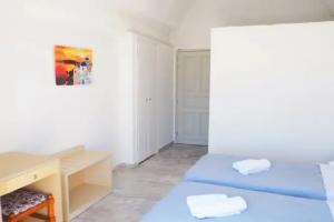 Carlos Pension, Akrotiri