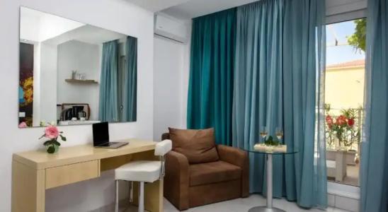 Romantic Palace Beach Apartments - 1