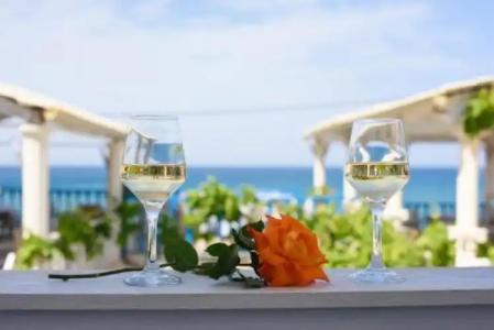 Romantic Palace Beach Apartments - 10