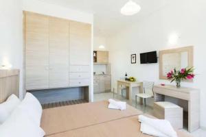 Yiannis Apartments, Adelianos Kampos