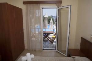 Summertime Inn, Nikiana