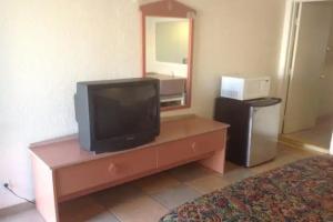 Redwood Motel, Chandler