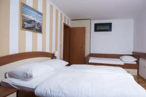 Mediterranean Village San Antonio, Biograd