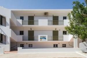 Yialos Studios, Skala