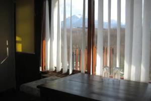 Hotel Tihiat Kat, Apriltsi