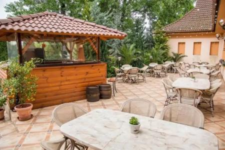 Platan Garden Rooms & Restaurant - 11