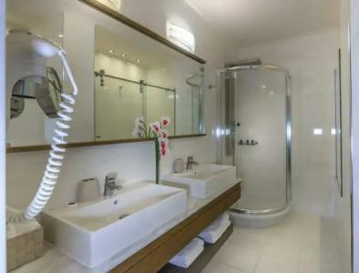 Cosmopolitan & Spa - 80