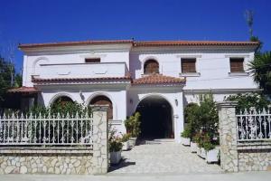 Hotel Sydney, Laganas