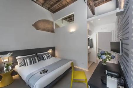 First Floor - Boutique - 32