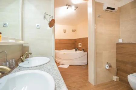 Conte & Restaurant - 100