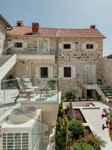 Conte & Restaurant - 65