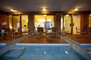 Laqua by the Sea, Meta