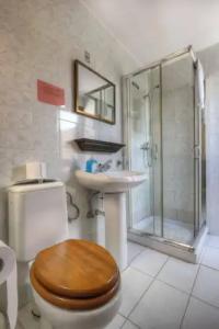 Green Grove Guest House - 8