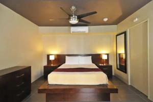 Bearfoot Inn - Clothing Optional Hotel for Gay Men, Palm Springs
