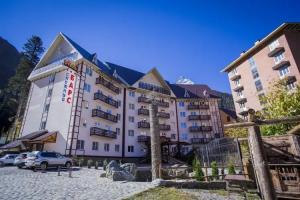 Snezhny bars Hotel, Dombay