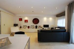 Holidays House, Kata