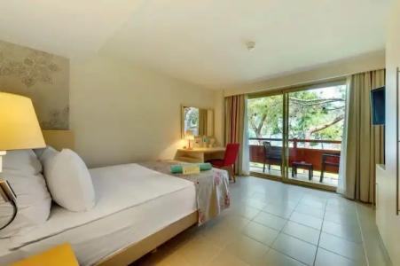 Robinson Camyuva - Adults Only - 123